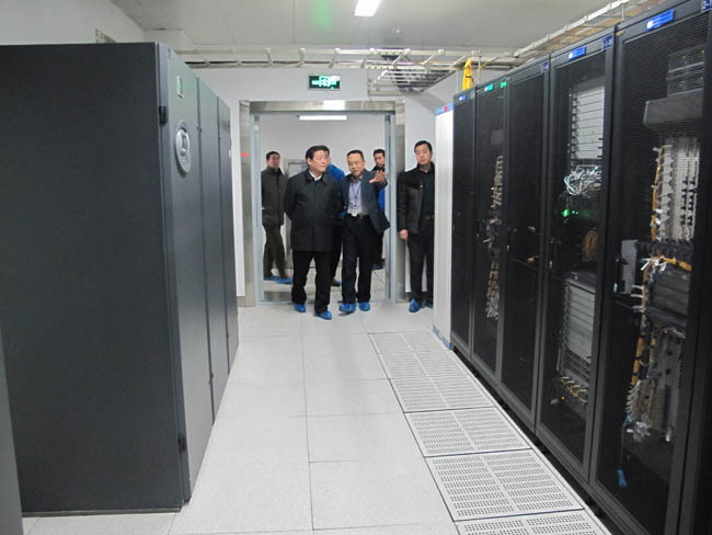 省委常委、市委書記孫瑞彬領導一行參觀物聯網大廈金石機房商務云數據中心