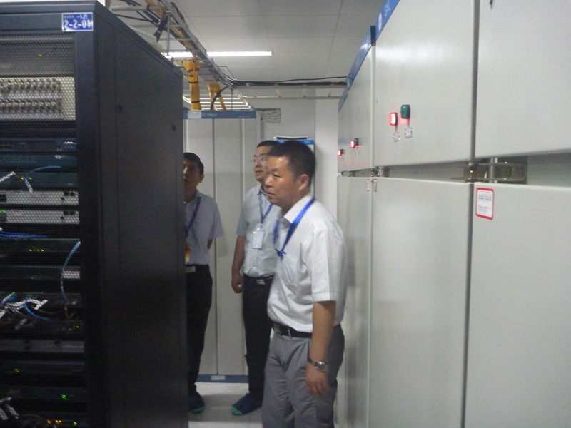 華云數據曹潔高級副總裁一行參觀金石機房互聯網數據中心
